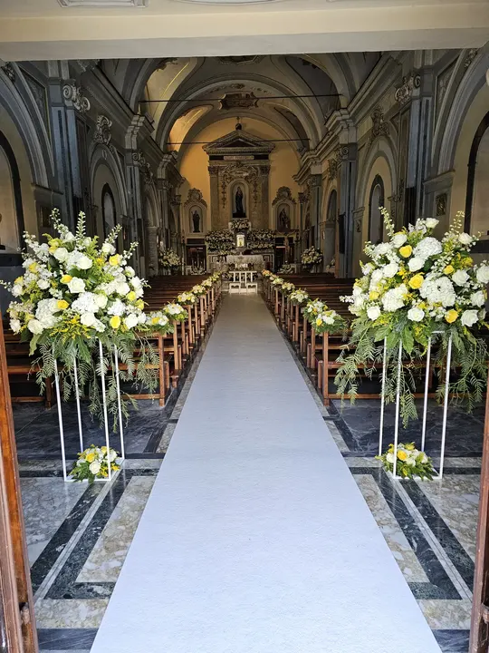 Allestimento floreale per una cerimonia e ricevimento di matrimonio