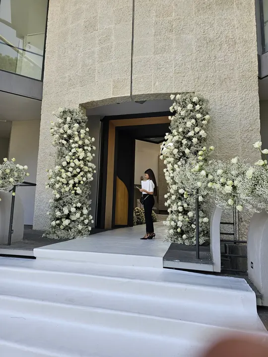 Ingresso e decorazioni floreali per matrimonio