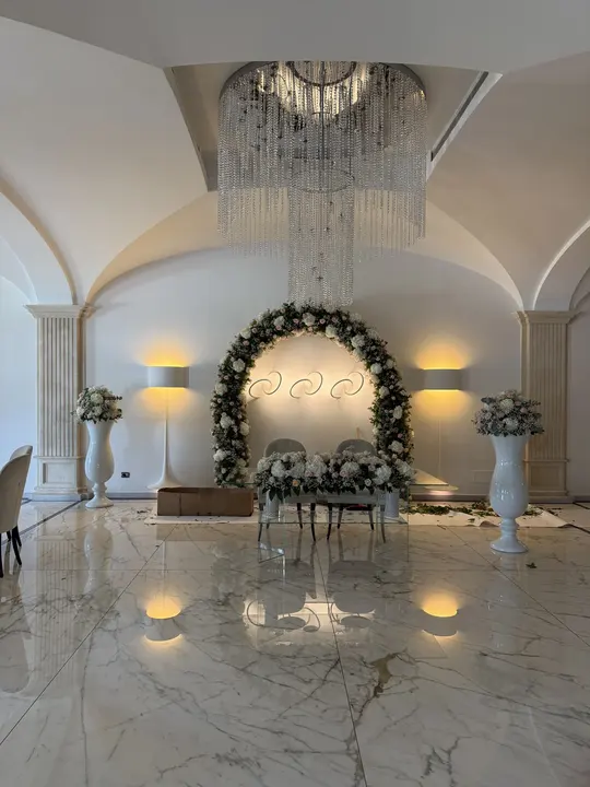 Allestimento di tavoli e spazi per ricevimento floreale