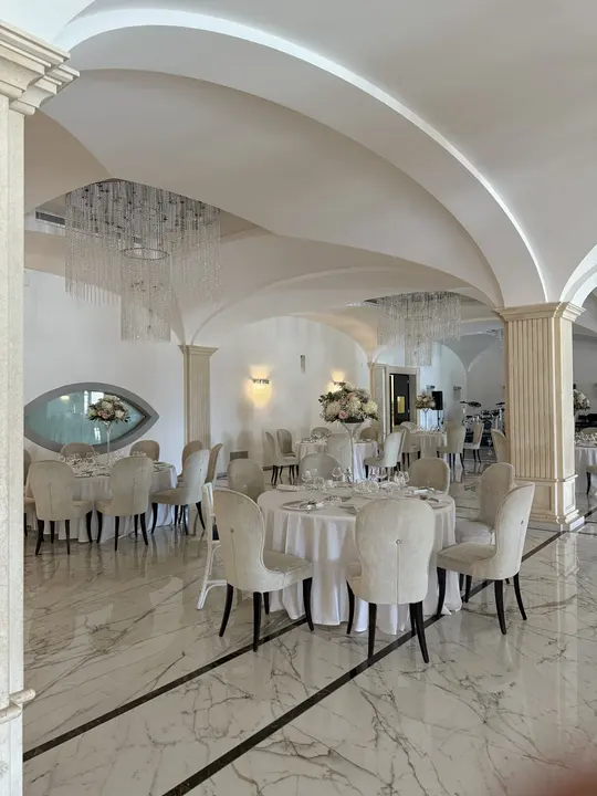 Allestimento di tavoli e spazi per ricevimento floreale
