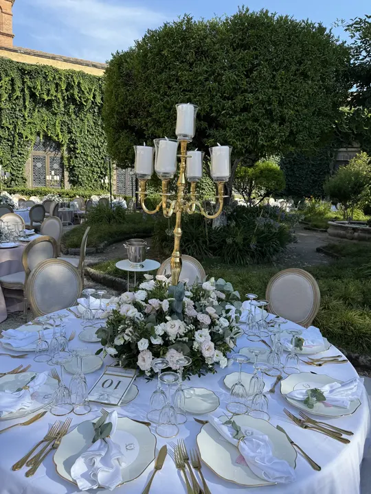 Allestimento di tavoli e spazi per ricevimento floreale