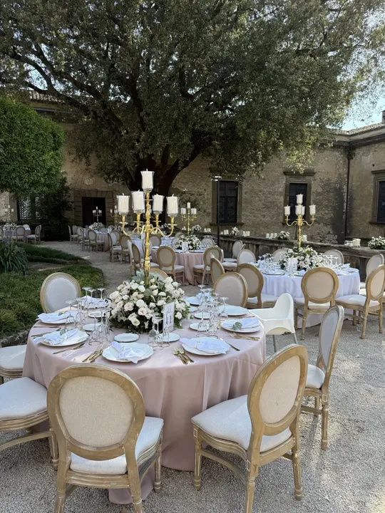 Allestimento di tavoli e spazi per ricevimento floreale