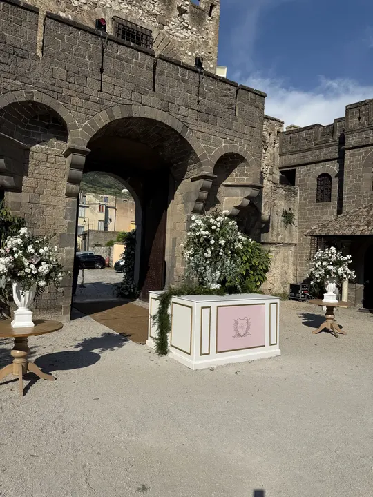 Scenografia floreale in una location storica